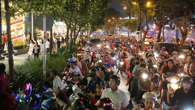 Hà Nội, TP Hồ Chí Minh ngập tràn không khí Giáng sinh - Ảnh 24