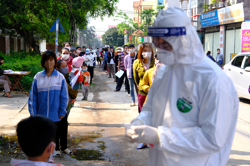 Hà Nội: Hơn 2.000 người dân thôn Liễu Trì được lấy mẫu xét nghiệm Covid-19 - Ảnh 1