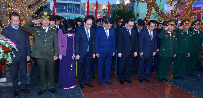 Đoàn đại biểu TP Hà Nội dâng hương tại Đài tưởng niệm Khâm Thiên - Ảnh 2