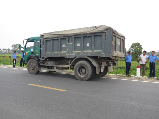 Huyện Thường Tín: Mạnh tay xử lý xe quá tải - Ảnh 1