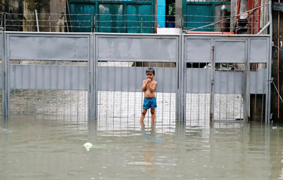 Chùm ảnh bão Sơn Tinh đổ bộ vào Philippines, đường phố tại Manila biến thành sông - Ảnh 8