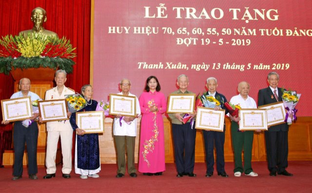 Quận Thanh Xuân trao Huy hiệu Đảng cho 421 đảng viên - Ảnh 1