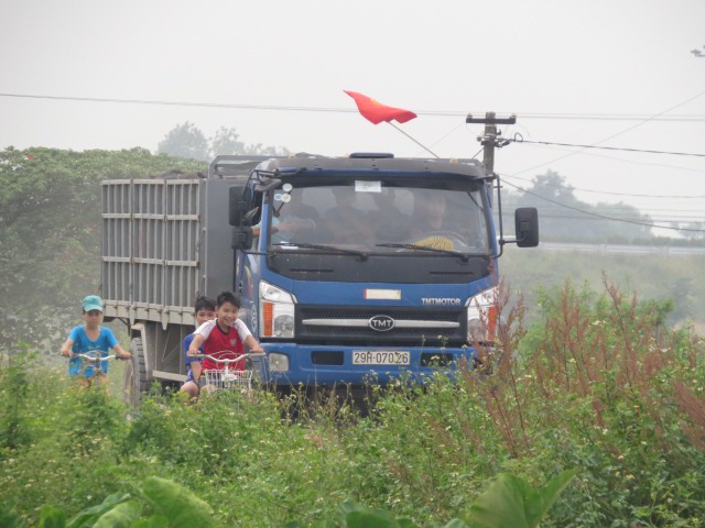 Phú Xuyên: Đường xuống cấp vì xe quá tải - Ảnh 1