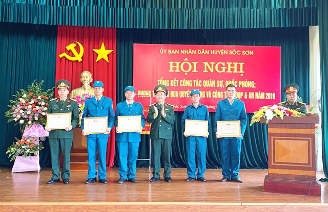 Lực lượng vũ trang huyện Sóc Sơn nhận Cờ đơn vị xuất sắc phong trào thi đua 2019 - Ảnh 1