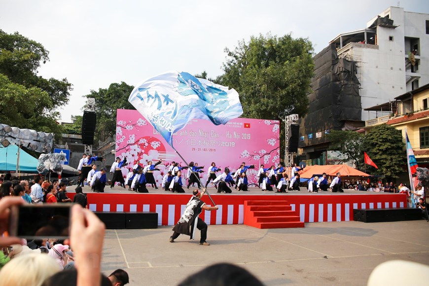 700 nghệ sĩ trình diễn nghệ thuật múa Yosakoi đầy màu sắc tại Lễ hội hoa anh đào - Ảnh 3