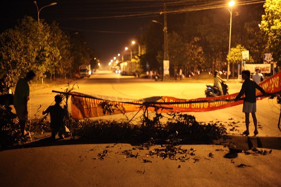 Quảng Ngãi: Dân lập rào chắn xe vào khu công nghiệp để phản đối ô nhiễm - Ảnh 1