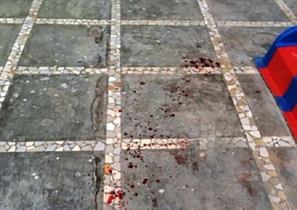 Nghệ An: Bị gạch rơi trúng đầu, bé trai 3 tuổi tử vong dưới sân chung cư - Ảnh 1