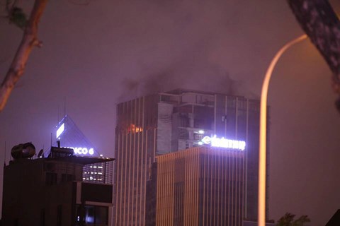 Hà Nội: Cháy lớn tại tòa nhà cao tầng trên đường Lê Văn Lương - Ảnh 1