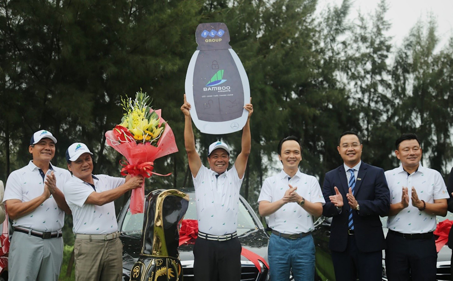 Chủ tịch Tập đoàn FLC – ông Trịnh Văn Quyết trao giải thưởng HIO 10 tỷ đồng cho golfer Trần Huy Cương - Ảnh 1