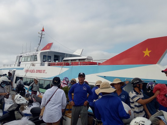 Quảng Ngãi: Tăng hàng chục lượt tàu mỗi ngày để phục vụ du khách ra đảo Lý Sơn dịp đại lễ 30/4 và 1/5 - Ảnh 1