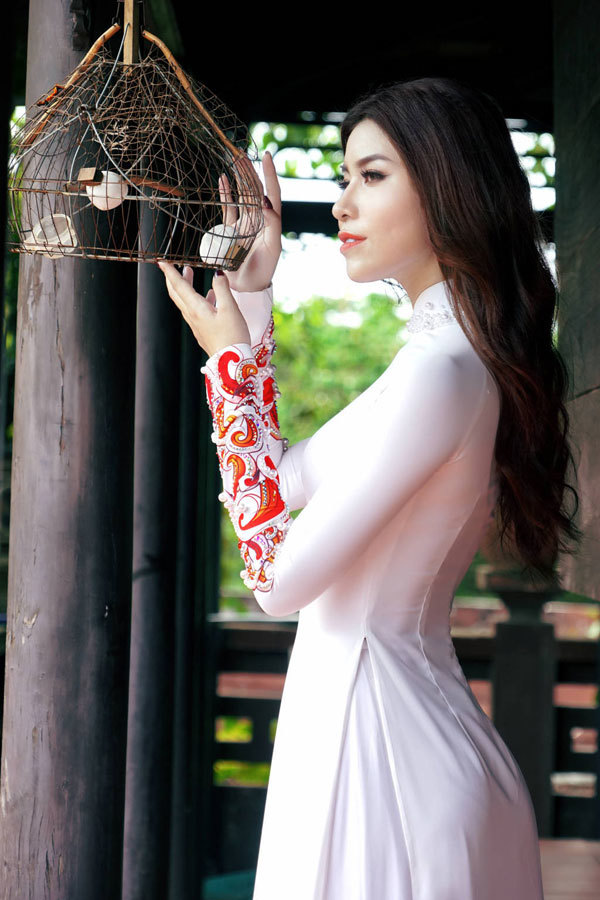 Hoa hậu Kim Ngọc cùng Á hậu Ngọc Huyền thướt tha với áo dài - Ảnh 9