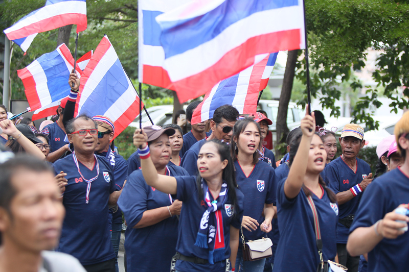 [Ảnh] Diễu hành náo nhiệt, người hâm mộ Thái Lan hâm nóng trận đấu đáng mong đợi nhất của Đông Nam Á - Ảnh 2