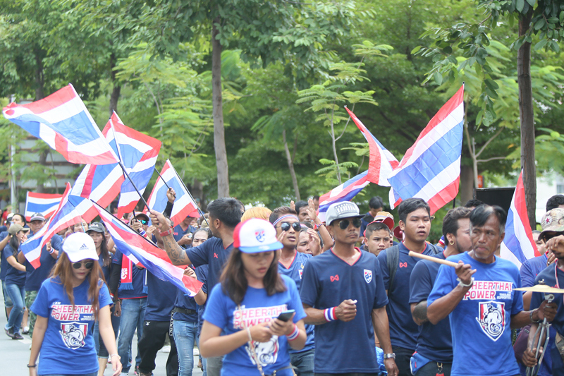 [Ảnh] Diễu hành náo nhiệt, người hâm mộ Thái Lan hâm nóng trận đấu đáng mong đợi nhất của Đông Nam Á - Ảnh 3