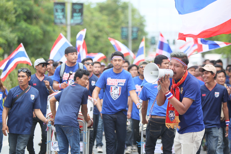 [Ảnh] Diễu hành náo nhiệt, người hâm mộ Thái Lan hâm nóng trận đấu đáng mong đợi nhất của Đông Nam Á - Ảnh 6