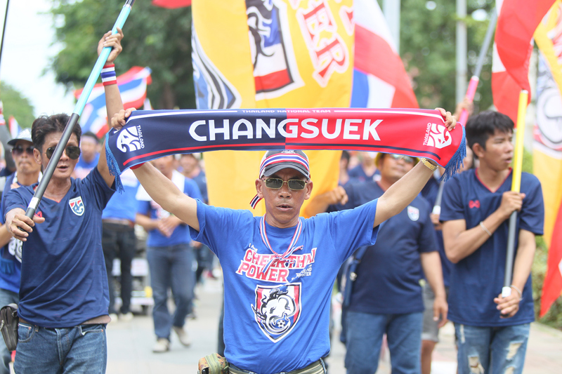 [Ảnh] Diễu hành náo nhiệt, người hâm mộ Thái Lan hâm nóng trận đấu đáng mong đợi nhất của Đông Nam Á - Ảnh 8