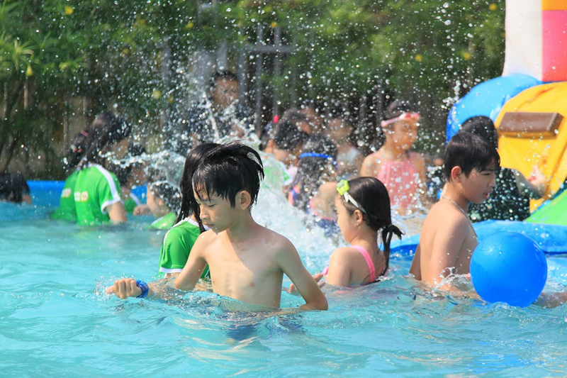 [Ảnh] Hơn 2.000 học sinh Hà Nội thỏa sức vui đùa với môn bơi - Ảnh 2