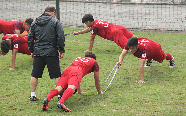 Em trai thủ môn Bùi Tiến Dũng vật lộn với giáo án của thầy Park - Ảnh 9