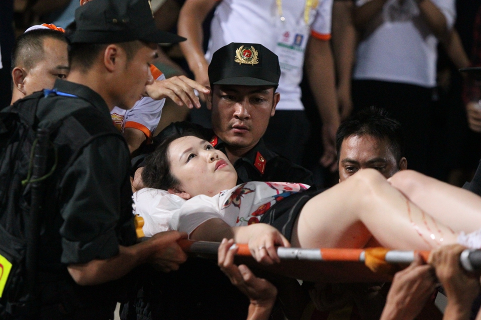Trận Hà Nội FC và Nam Định: CĐV nữ nhập viện cấp cứu vì pháo sáng - Ảnh 2