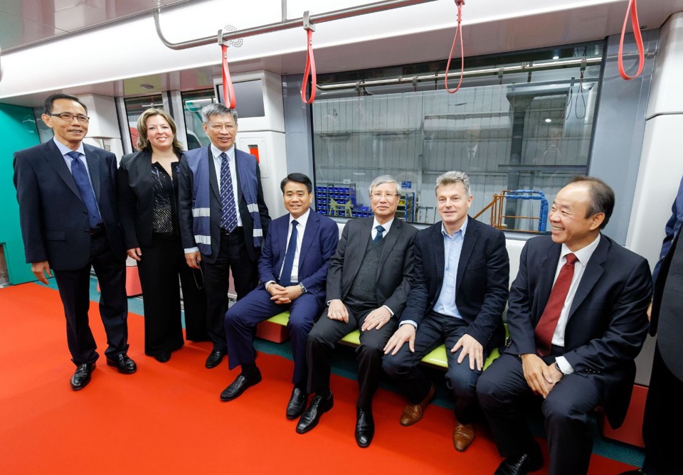 Mục sở thị đoàn tàu đầu tiên tuyến metro Nhổn - Ga Hà Nội trên đất Pháp - Ảnh 4