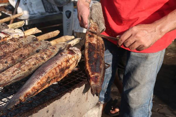 Người dân TP Hồ Chí Minh đổ xô đi mua cá lóc nướng cúng Thần Tài - Ảnh 7