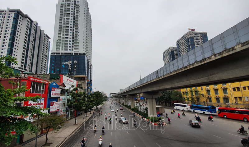 [Ảnh] Nhịp sống tại Hà Nội trong ngày đầu cách ly toàn xã hội - Ảnh 1