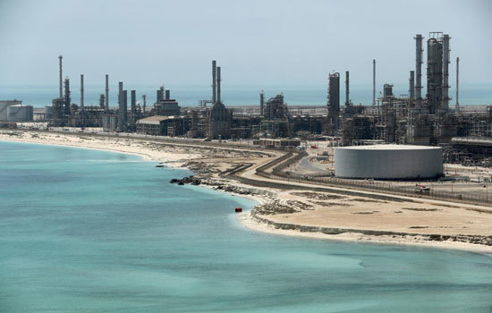Ả Rập Saudi thực hiện chiến lược gì để giữ giá dầu cao hơn? - Ảnh 1