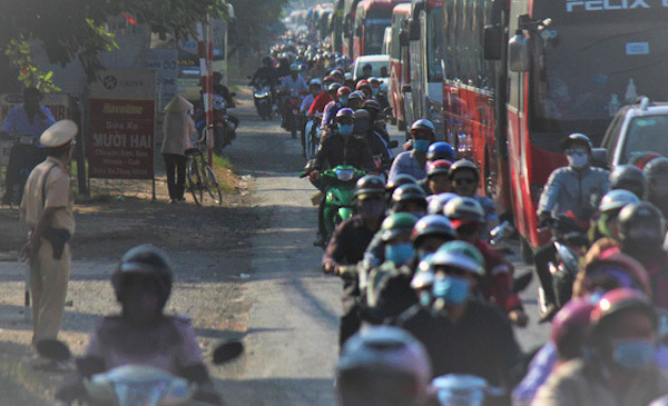 TP Hồ Chí Minh: Người dân trở lại sau kỳ nghỉ Tết, kẹt xe nghiêm trọng trên nhiều tuyến đường - Ảnh 6
