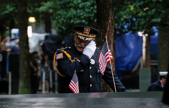 Những hình ảnh xúc động lễ tưởng niệm các nạn nhân vụ khủng bố 11/9 tại Mỹ - Ảnh 1