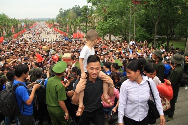 Lễ hội Đền Hùng 2019: Lo sợ mặc kẹt trong dòng người, phụ huynh kiệu con lên cổ - Ảnh 11