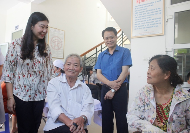 MTTQ TP Hà Nội tặng quà các gia đình bị ảnh hưởng vụ cháy Rạng Đông - Ảnh 2
