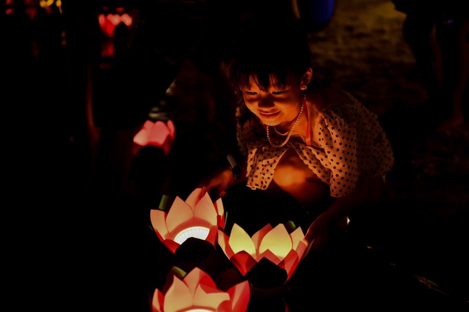 Thả đèn hoa đăng – Nét văn hóa mới tại Thành phố biển hồ Vinhomes Ocean Park - Ảnh 4