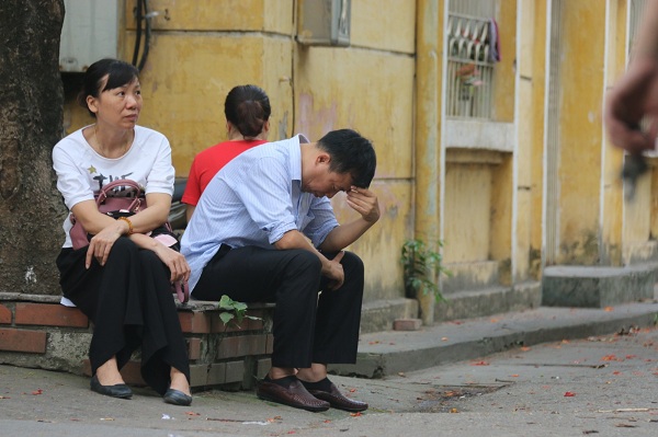 Ngày đầu tiên thi vào chuyên lớp 10 tại Hà Nội: Phụ huynh vạ vật đợi con trong nắng nóng - Ảnh 4