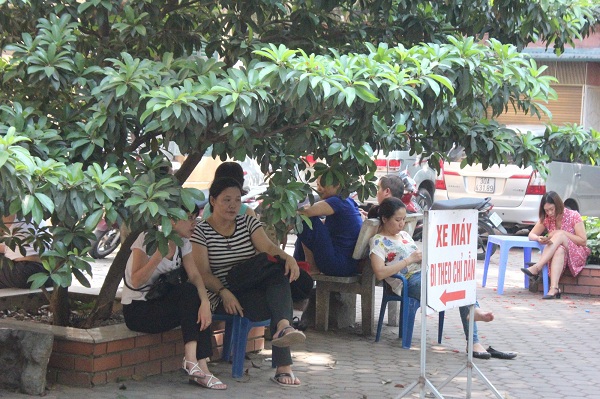 Ngày đầu tiên thi vào chuyên lớp 10 tại Hà Nội: Phụ huynh vạ vật đợi con trong nắng nóng - Ảnh 5
