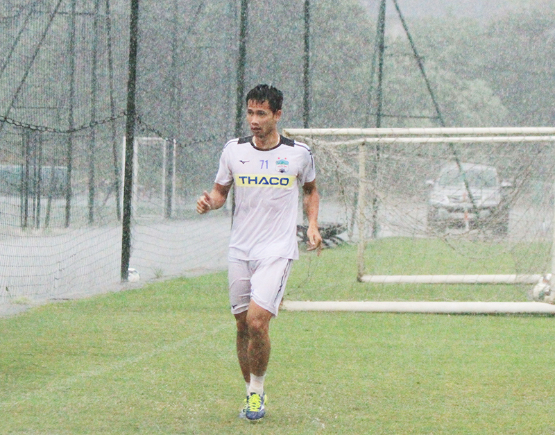"Đội mưa" tập luyện, HAGL quyết tâm tìm lại mạch chiến thắng trước Hà Nội FC - Ảnh 8