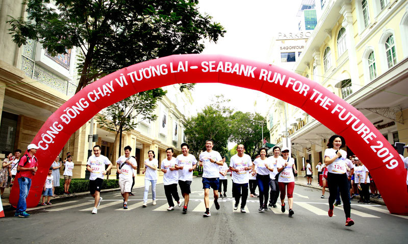 Hơn 1.700 người chạy gây quỹ học bổng cho trẻ em nghèo tại thành phố Hồ Chí Minh - Ảnh 1
