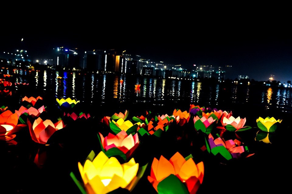 Thả đèn hoa đăng – Nét văn hóa mới tại Thành phố biển hồ Vinhomes Ocean Park - Ảnh 5