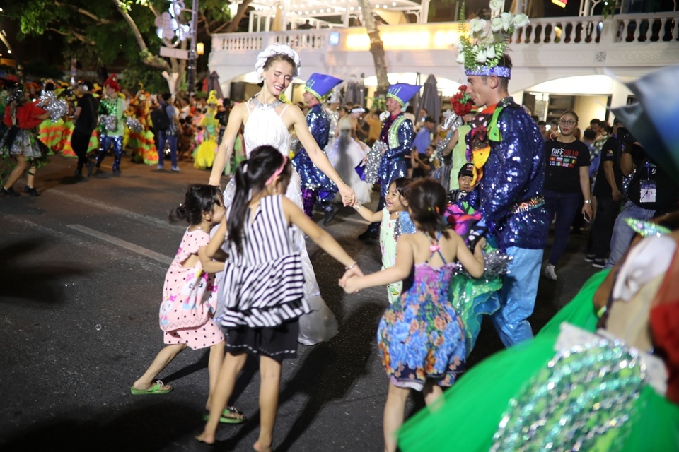 Carnival đường phố DIFF 2019 tiếp tục khuấy động không gian phố đêm Đà Nẵng - Ảnh 9