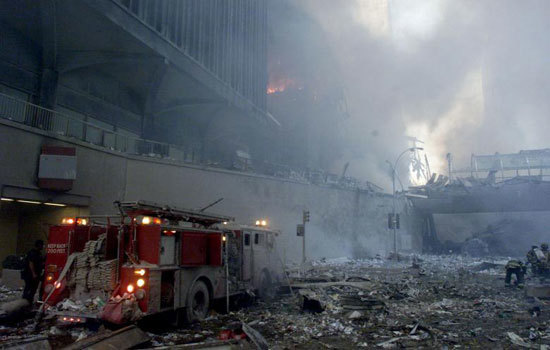 Nhìn lại những giây phút kinh hoàng vụ khủng bố 11/9 tại New York, Mỹ - Ảnh 13