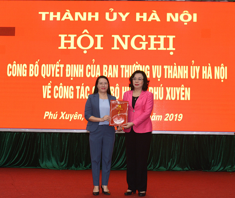 Phó Bí thư Thường trực Thành ủy Hà Nội trao quyết định về công tác cán bộ - Ảnh 1