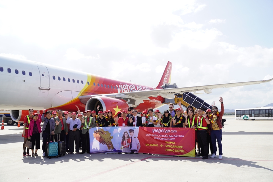 Những chuyến bay đầu tiên từ Đài Bắc, Singapore và Hồng Kông đã đến Đà Nẵng - Ảnh 1