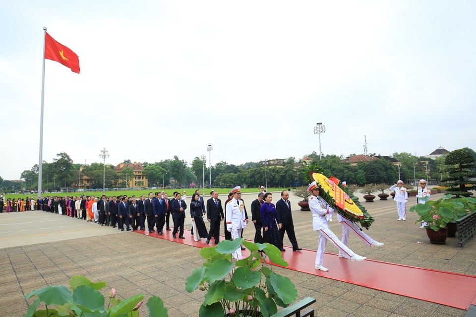 [Ảnh] Các vị đại biểu Quốc hội vào Lăng viếng Chủ tịch Hồ Chí Minh - Ảnh 4