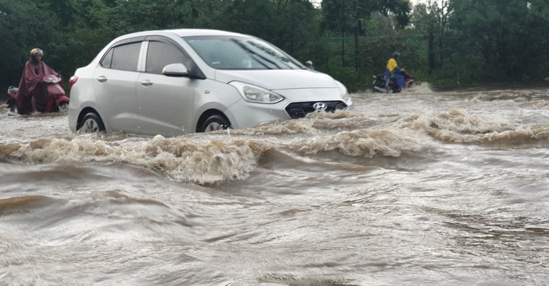[Ảnh] Đường gom Đại lộ Thăng Long ngập nặng sau mưa lớn, ô tô "rẽ sóng" trên đường - Ảnh 10
