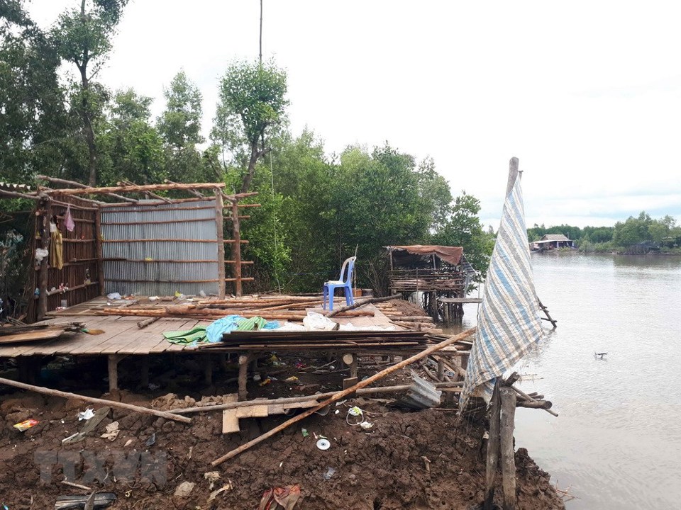 [Photo] Sạt lở nghiêm trọng nhấn chìm nhiều ngôi nhà ở ĐBSCL - Ảnh 4