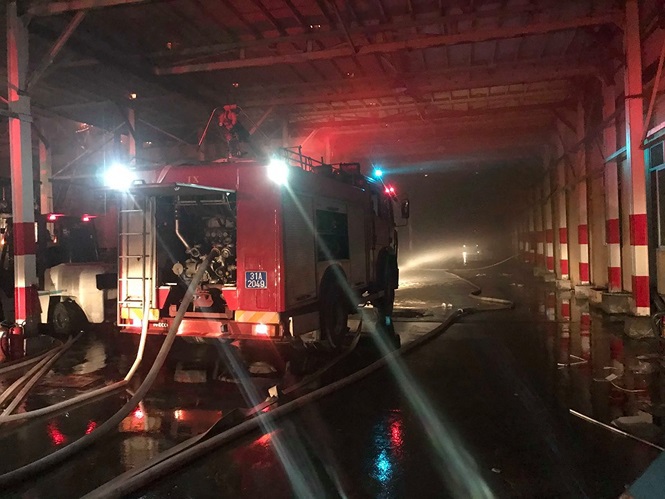 [Ảnh] Thâu đêm dập tắt đám cháy tại Công ty Bóng đèn phích nước Rạng Đông - Ảnh 7