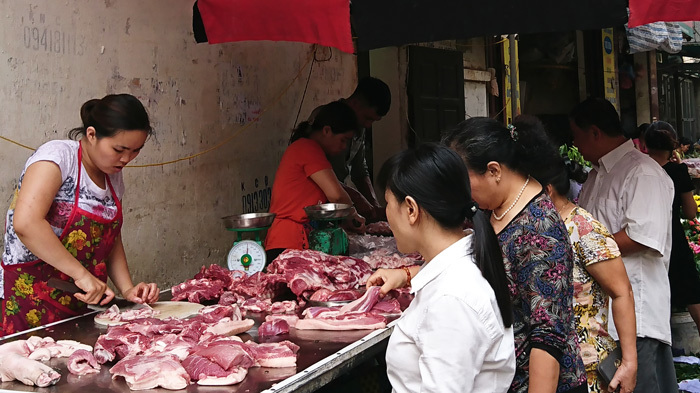 Giá thịt lợn tăng mạnh tại các chợ truyền thống - Ảnh 1