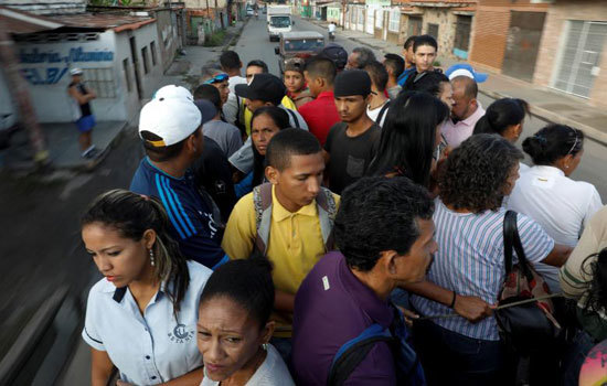 Hình ảnh người dân Venezuela “đu” xe tải đi làm do khủng hoảng giao thông công cộng - Ảnh 6