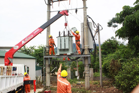 Điện lực Sơn La: Bảo đảm cấp điện an toàn, ổn định trong mùa nắng nóng - Ảnh 1