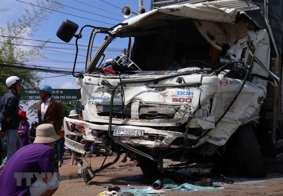 Hiện trường vụ xe khách đâm xe tải thảm khốc ở Lâm Đồng - Ảnh 3