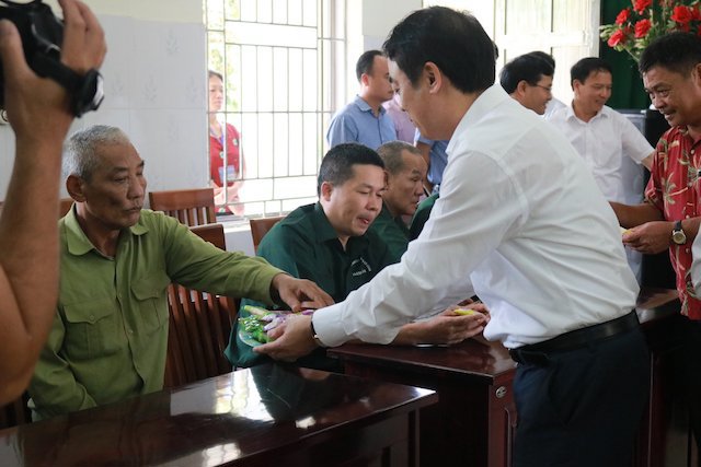 Vietcombank tặng xe ô tô cứu thương cho Trung tâm Điều dưỡng người có công tỉnh Thanh Hóa - Ảnh 2