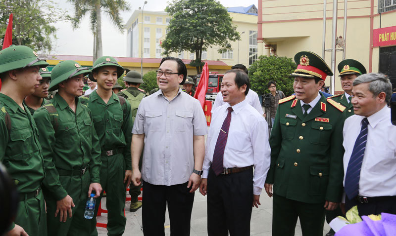 Bí thư Thành ủy Hoàng Trung Hải động viên tân binh huyện Thanh Trì lên đường nhập ngũ - Ảnh 3